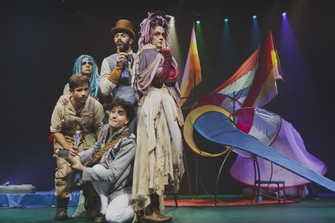 A comunidade do arco-íris discute temas como diversidade e democracia. Peça de Caio Fernando de Abreu com direção de Suzana Saldanha, em cartaz no CCBB