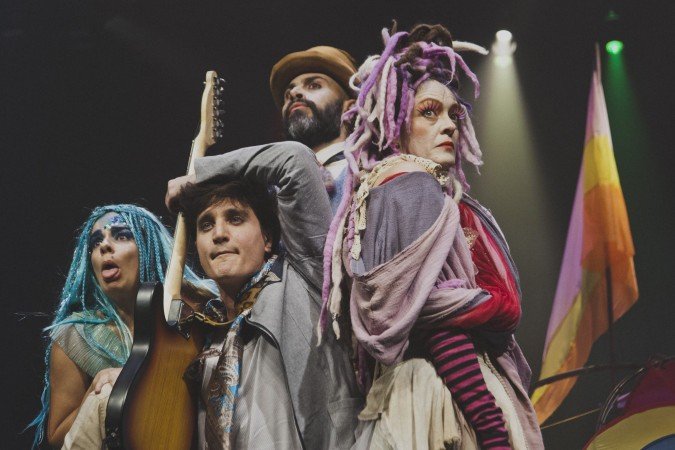 A comunidade do arco-íris discute temas como diversidade e democracia. Peça de Caio Fernando de Abreu com direção de Suzana Saldanha, em cartaz no CCBB