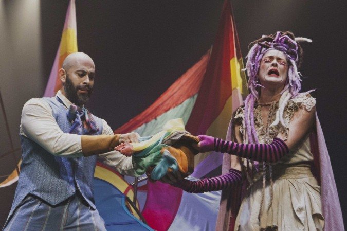A comunidade do arco-íris discute temas como diversidade e democracia. Peça de Caio Fernando de Abreu com direção de Suzana Saldanha, em cartaz no CCBB
