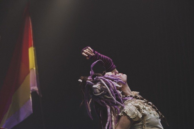 A comunidade do arco-íris discute temas como diversidade e democracia. Peça de Caio Fernando de Abreu com direção de Suzana Saldanha, em cartaz no CCBB