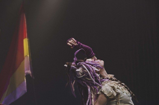 A comunidade do arco-íris discute temas como diversidade e democracia. Peça de Caio Fernando de Abreu com direção de Suzana Saldanha, em cartaz no CCBB