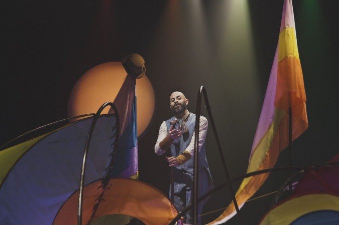 A comunidade do arco-íris discute temas como diversidade e democracia. Peça de Caio Fernando de Abreu com direção de Suzana Saldanha, em cartaz no CCBB