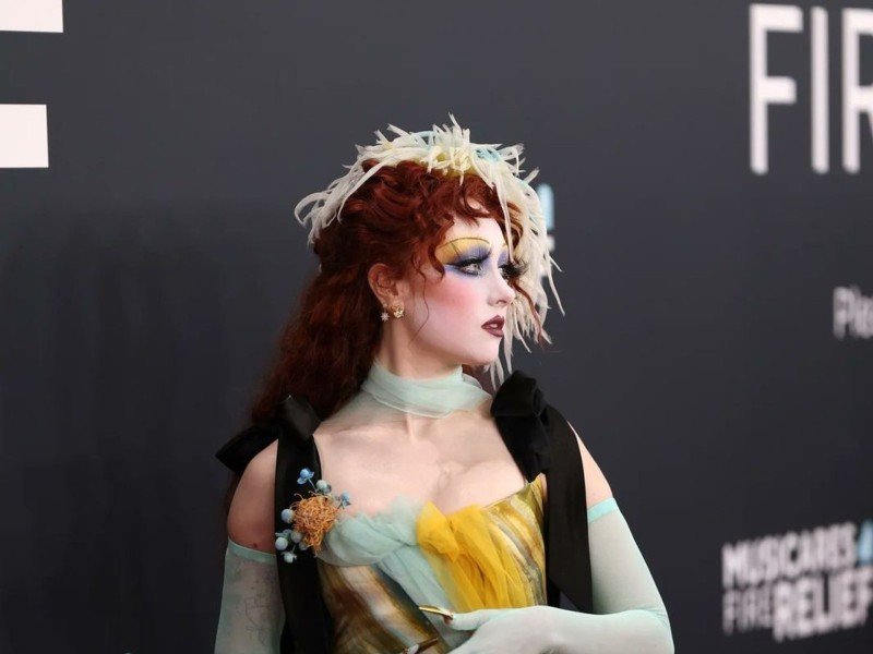 A identidade artística da cantora mistura referências do pop clássico e estética drag -  (crédito: Reprodução/Redes sociais)