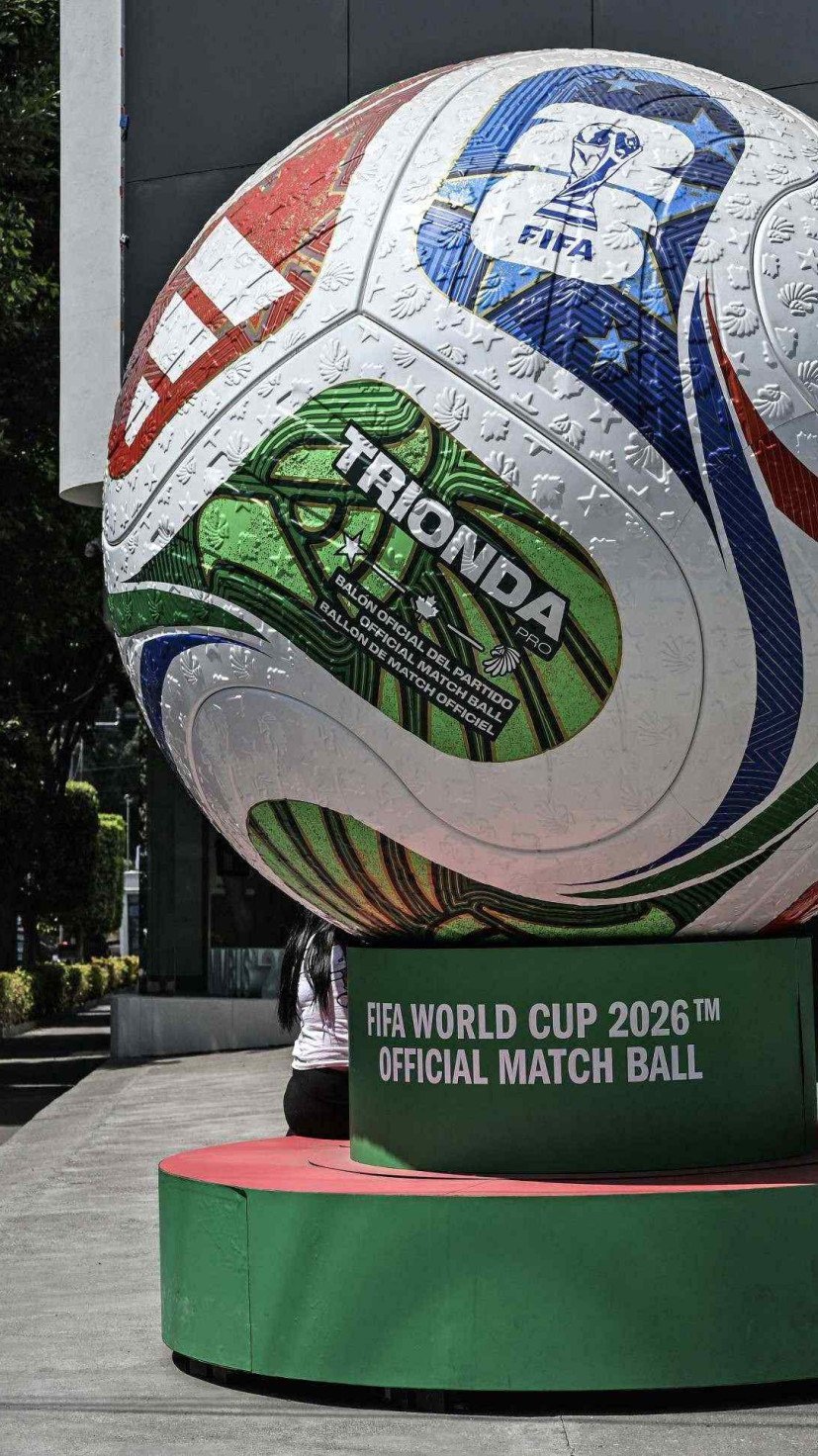 Pela primeira vez, a Copa do Mundo de 2026 será sediada por três países: Estados Unidos, Canadá e México. Essa edição marcará um novo capítulo na história do torneio, como revelado pelo A Tarde
 -  (crédito: YURI CORTEZ / AFP)