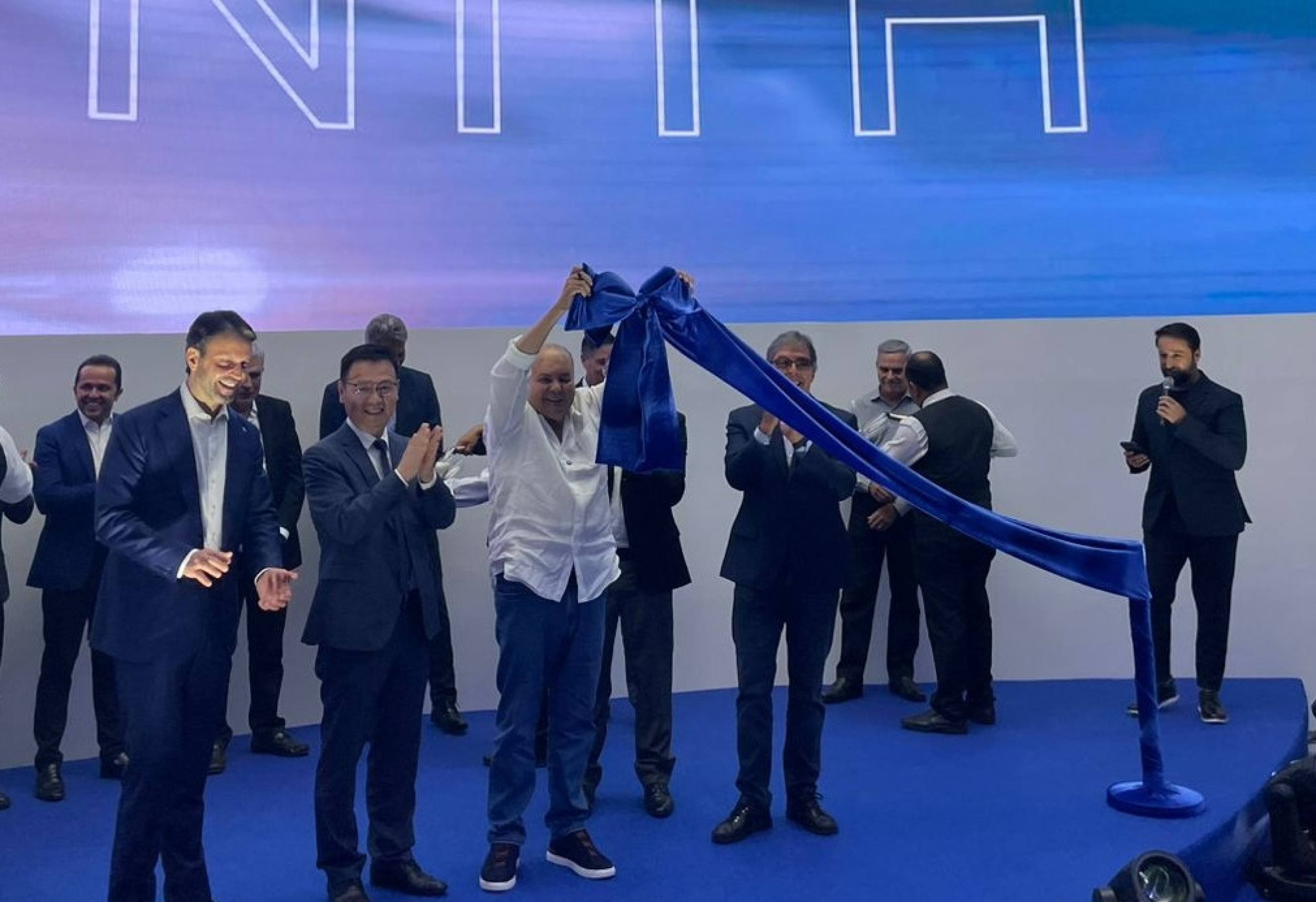 BYD traz supercarregador elétrico a Brasília e reforça aposta na Denza