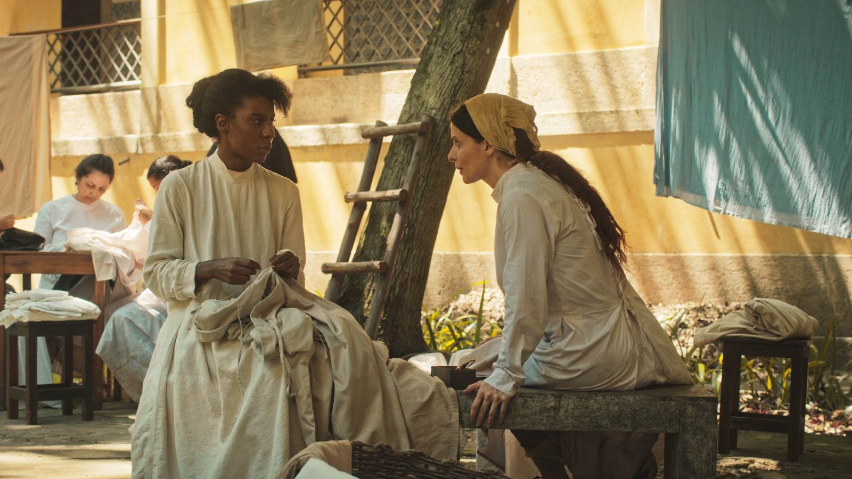 Bruna Sp&iacute;nola em cena com Indira Nascimento em 