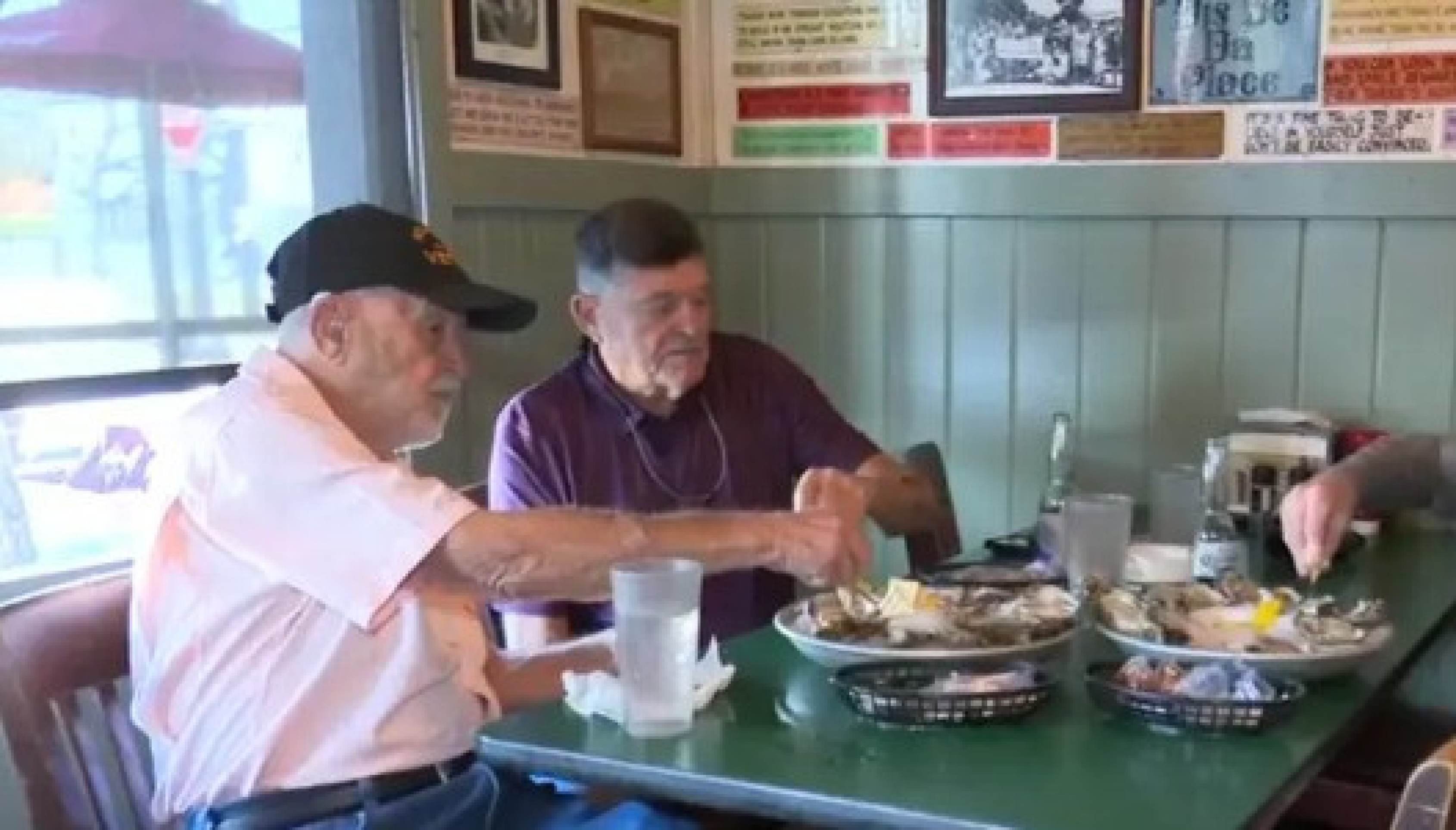 Ele esperou décadas para ganhar almoço grátis com o pai de 99 anos