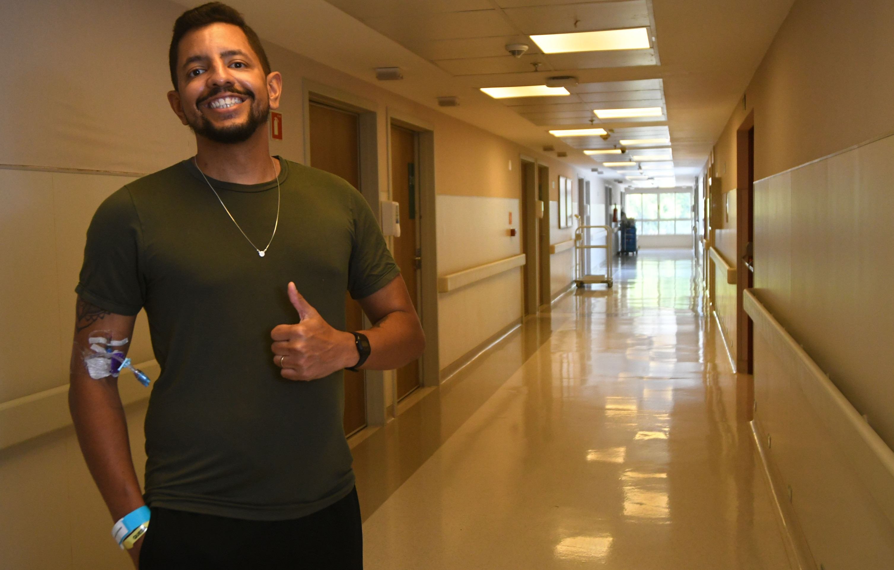 Victor Mateus recebeu um rim da pr&oacute;pria m&atilde;e. Agora, ele se recupera no Hospital Bras&iacute;lia