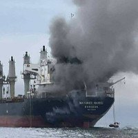 O Irã cumpre a promessa de atacar navios que atravessem o Estreito de Ormuz; Ontem, três embarcações foram atingidas        -  (crédito: Marinha Real Tailandesa/AFP)