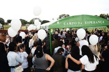 Cerca de 150 pessoas estiveram presentes no cemitério  -  (crédito: Minervino Júnior/CB)