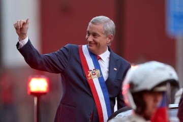 O novo presidente do Chile, José Antonio Kast, faz um sinal de positivo ao chegar ao Palácio de La Moneda após sua posse em Santiago -  (crédito: Javier Torres/AFP)