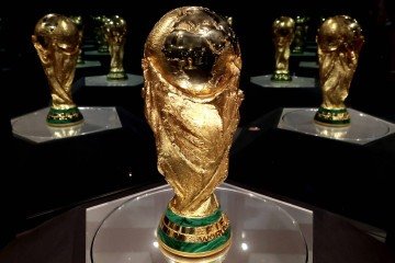 Um troféu da Copa do Mundo da FIFA é exibido no Estádio Akron, onde chegou como parte da segunda etapa de sua turnê em Zapopan, México, em 28 de fevereiro de 2026       -  (crédito: ULISES RUIZ / AFP)