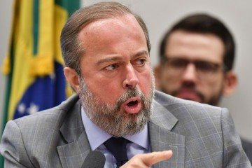 Ministro falou com jornalista ao chegar ao Planalto para uma reunião com o presidente Lula e com diretores da ANP -  (crédito:  Ed Alves/CB/DA Press) -Ministro falou com jornalista ao chegar ao Planalto para uma reunião com o presidente Lula e com diretores da ANP -  (crédito:  Ed Alves/CB/DA Press)