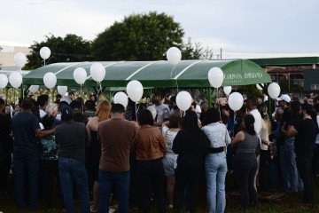 Familiares e amigos da vítima prestaram as últimas homenagens ontem durante velório e enterro em Planaltina -  (crédito: Minervino Júnior/CB/D.A.Press)