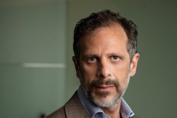 Grande parte do funcionamento da economia brasileira depende de uma engrenagem que raramente ganha destaque fora dos debates sobre preços: a cadeia de distribuição de combustíveis e lubrificantes. Um estudo recente da LCA Consultoria Econômica, elaborado para o Sindicom, mostra que esse setor vai muito além do abastecimento dos postos revendedores e exerce um papel estruturante para o desenvolvimento econômico, a arrecadação pública e a segurança energética do país.

Os combustíveis líquidos e os biocombustíveis representam cerca de 45% da matriz energética nacional e são indispensáveis ao transporte, atividade responsável por 65% das cargas e 95% dos passageiros movimentados no Brasil. Garantir esse abastecimento em um país de dimensões continentais exige uma complexa estrutura logística: 189 distribuidoras, 327 bases de distribuição e aproximadamente 45 mil postos, espalhados por praticamente todos os municípios brasileiros. Apenas em 2024, essa operação movimentou cerca de 135 bilhões de litros de combustíveis, transportados em um volume de viagens equivalente a 90 voltas completas na Terra por dia.

A relevância econômica do setor também se expressa nos números fiscais. Em 2024, a cadeia de combustíveis teve potencial de gerar R$ 210 bilhões em tributos, sendo responsável por aproximadamente 25% de todo o ICMS arrecadado pelos estados. Trata-se de uma fonte fundamental de financiamento das políticas públicas estaduais, muitas vezes subestimada no debate público.

No mercado de trabalho, o setor é igualmente significativo. O comércio de combustíveis emprega 425 mil trabalhadores formais, enquanto o segmento de lubrificantes responde por outros 22 mil postos, gerando, em conjunto, R$ 16 bilhões em massa salarial. São empregos distribuídos em todo o território nacional, com impacto direto na renda das famílias e na economia local.

Outro aspecto frequentemente ignorado é o risco econômico associado a eventuais interrupções no abastecimento. Estimativas citadas no estudo indicam que uma paralisação de apenas nove dias poderia provocar perdas entre 0,5% e 0,7% do PIB, o equivalente a cerca de R$ 9,1 bilhões por dia. Esses dados evidenciam o caráter essencial do setor e a necessidade de políticas públicas que garantam previsibilidade regulatória e segurança operacional.

Ao mesmo tempo, a distribuição de combustíveis tem avançado de forma concreta na transição energética. Em 2024, empresas da cadeia de petróleo investiram R$ 4,2 bilhões em pesquisa, desenvolvimento e inovação, incluindo projetos de modernização logística e soluções de menor intensidade de carbono, como o etanol de segunda geração (E2G) e o diesel R5. No mercado de lubrificantes, o Brasil é referência internacional em economia circular, com a coleta de cerca de 600 milhões de litros de óleos lubrificantes usados (OLUC) realizada em mais de 4 mil municípios. Esse volume abastece um sistema de rerrefino altamente eficiente, ainda que composto por poucas usinas geograficamente concentradas, responsável por cerca de 20% da oferta nacional de óleos básicos.

Esses números mostram que o setor de combustíveis e lubrificantes não é apenas um elo operacional da economia, mas um pilar estratégico do desenvolvimento brasileiro. Para que esse elo funcione de maneira eficiente, com racionalidade logística e redução de custos, é fundamental contar com um setor consolidado, organizado e robusto. A tentativa de resolver desafios logísticos complexos sem o apoio de uma estrutura setorial forte seria altamente ineficiente, gerando custos adicionais e prejuízos para toda a cadeia produtiva. Reconhecer a importância desse setor é essencial para qualificar o debate público e construir soluções que conciliem segurança energética, sustentabilidade, competitividade e crescimento econômico. -  (crédito: Divulgação)