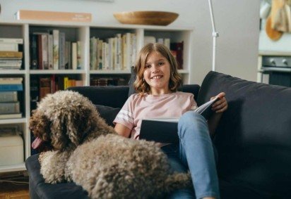 O hábito da leitura entre crianças e jovens pode ser desenvolvido com pequenas mudanças na rotina (Imagem: Dejan Dundjerski | Shutterstock)
 -  (crédito: EdiCase) -O hábito da leitura entre crianças e jovens pode ser desenvolvido com pequenas mudanças na rotina (Imagem: Dejan Dundjerski | Shutterstock)
 -  (crédito: EdiCase)