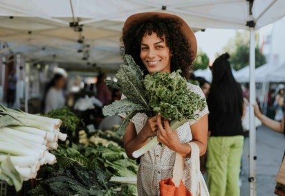 Incluir verduras de folhas verde-escuras na alimentação é uma ótima forma de aumentar a ingestão de nutrientes importantes (Imagem: Rawpixel.com | Shutterstock) -  (crédito: EdiCase) -Incluir verduras de folhas verde-escuras na alimentação é uma ótima forma de aumentar a ingestão de nutrientes importantes (Imagem: Rawpixel.com | Shutterstock) -  (crédito: EdiCase)