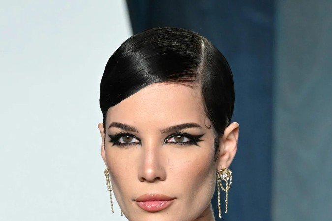 A cantora Halsey  já é 
conhecida pela seu corte pixie 