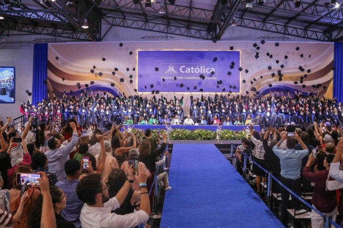 Universitários comemoram formatura durante cerimônia na UCB na última terça-feira -  (crédito: Belchior Moreira)