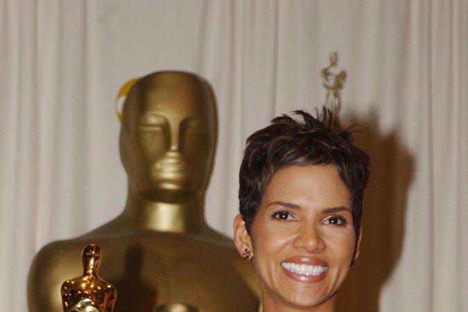 O corte da atriz Halle Berry é curto nas laterais e um pouco mais comprido no topo