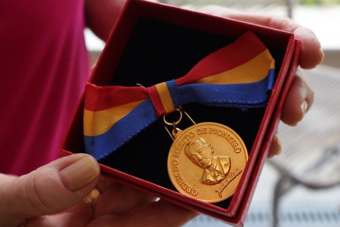 Elvira levou sua medalha da Ordem do M&eacute;rito de Pioneiro para o encontro      
