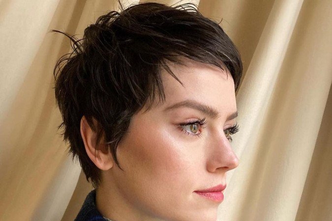 O corte pixie da atriz Daisy Ridley é bastante jovial. 