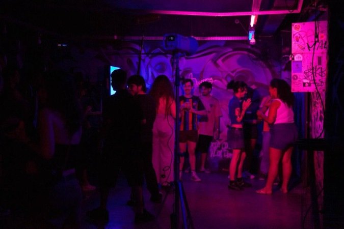 A Birosca do Conic, espaço de shows e tradicional ponto de encontro da cena underground de Brasília, também foi cenário de Um gosto assim