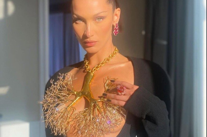 Bella Hadid foi ao Festival de Cannes 2021 com vestido Schiaparelli e um colar que imita a anatomia dos brônquios do pulmão 