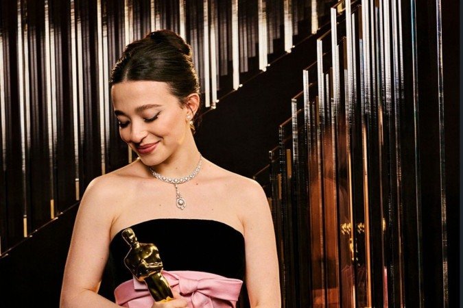 Mikey Madison, vencedora do Oscar 
de Melhor Atriz de 2025, na premiação 