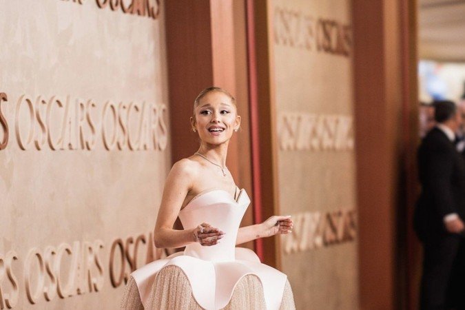 Ariana Grande no tapete vermelho do Oscar 2025