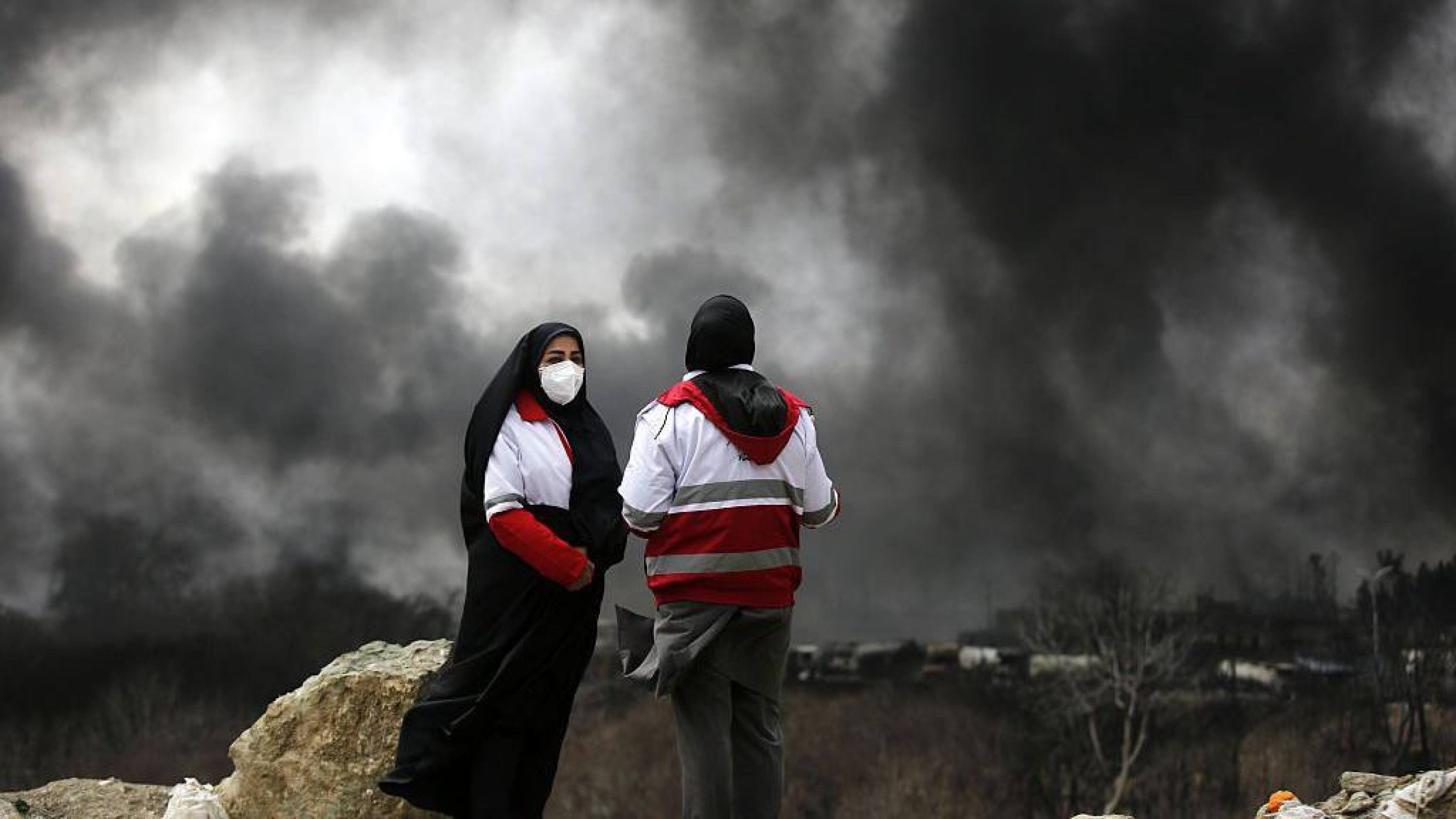Incêndios envolvendo petróleo também podem liberar óxidos de enxofre e de nitrogênio, que podem formar ácidos ao se dissolverem na água da chuva -  (crédito: EPA)