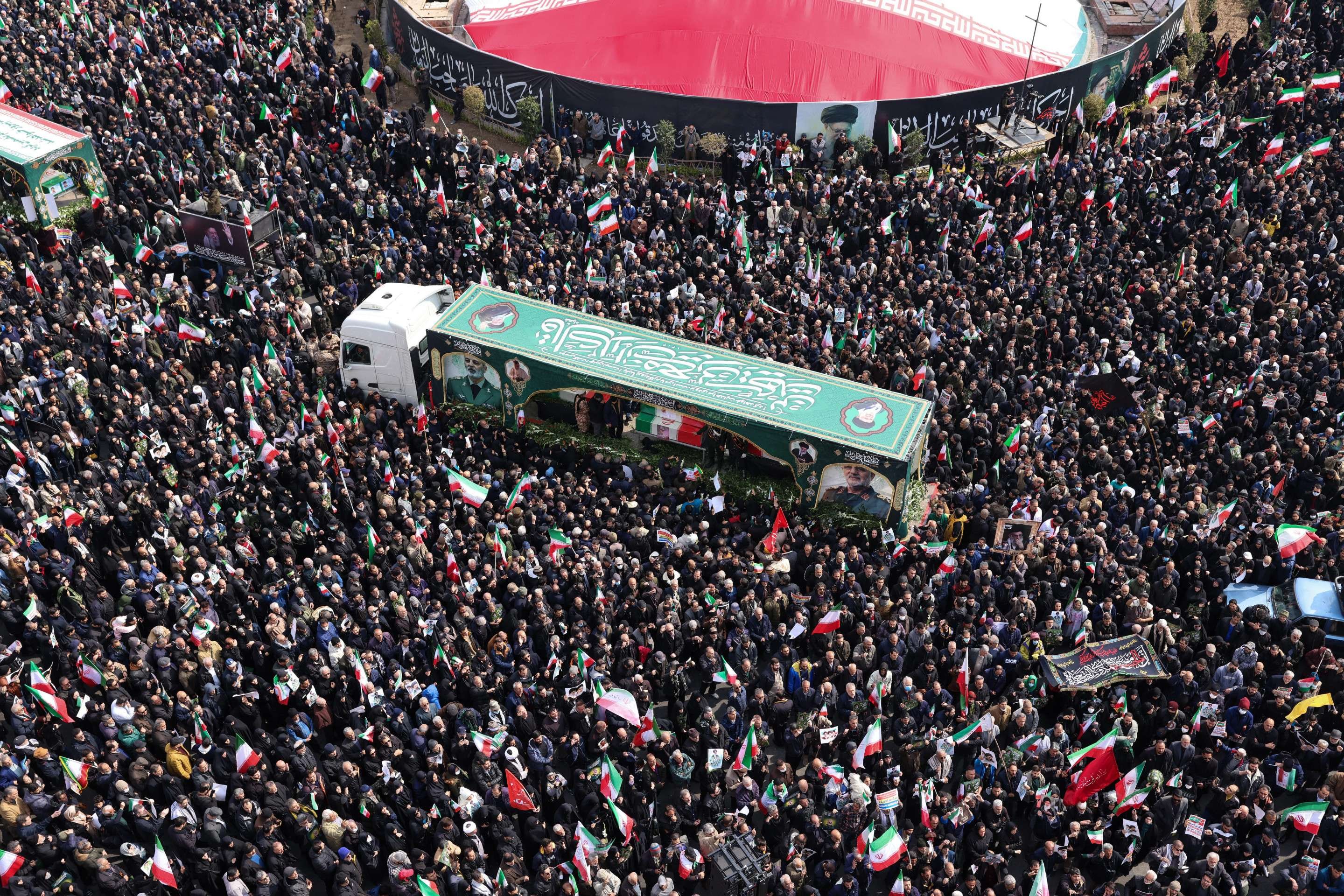 Multid&atilde;o cerca caminh&atilde;o com caix&otilde;es de comandantes da Guarda Revolucion&aacute;ria e do ex&eacute;rcito mortos durante o conflito, em Teer&atilde;