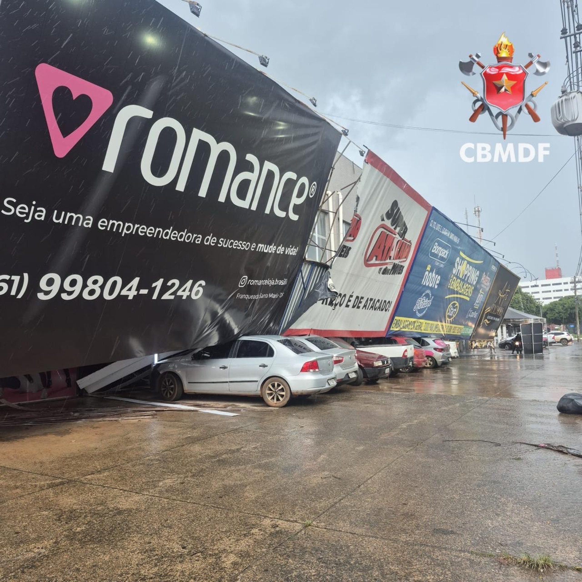 Marquise de comércio desaba sobre carros em Santa Maria