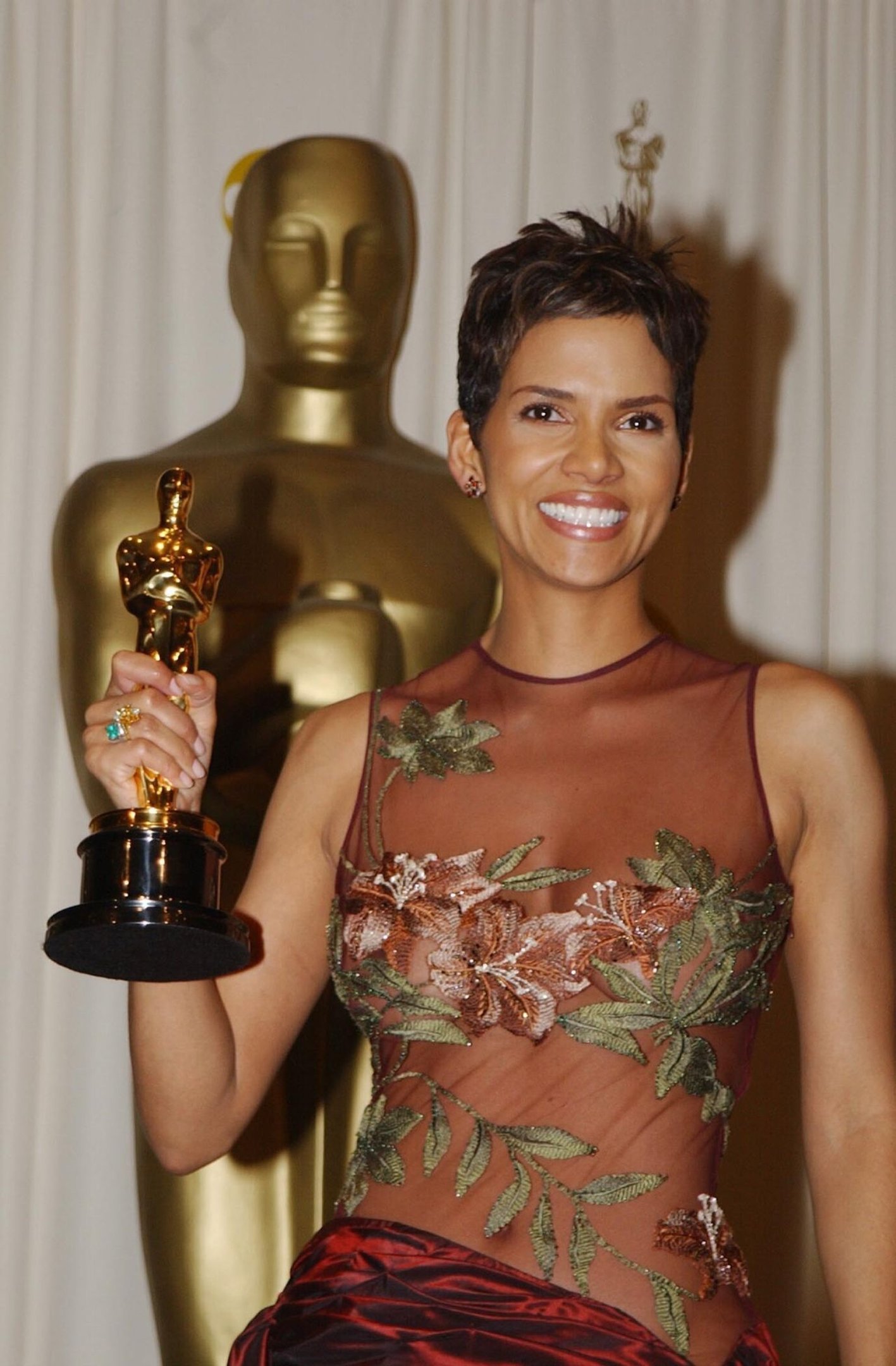 O corte da atriz Halle Berry &eacute; curto nas laterais e um pouco mais comprido no topo