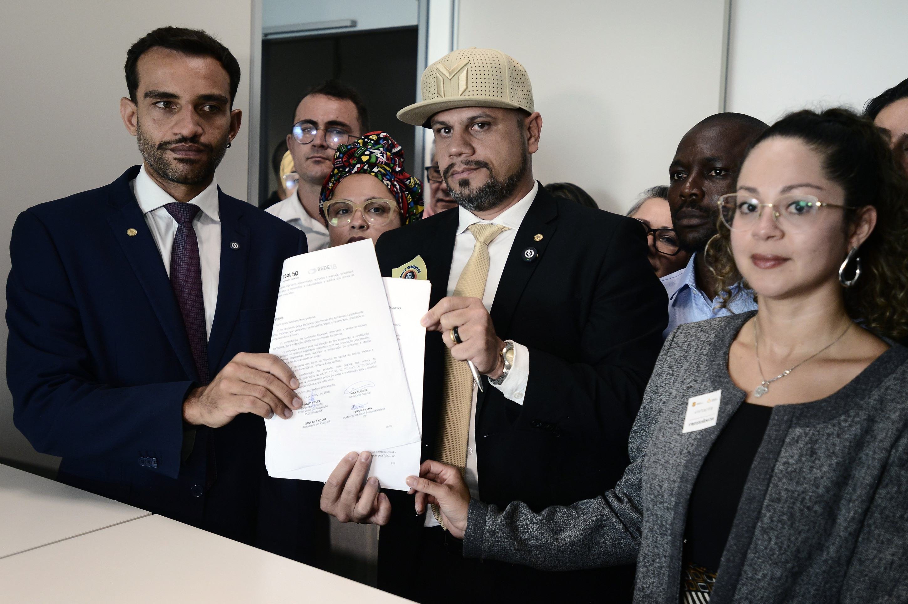  11/03/2026. Cr&eacute;dito: Minervino J&uacute;nior/CB/D.A Press. Brasil.  Brasilia - DF. Os deputados distritais F&aacute;bio Felix e Max Maciel, do PSOL, e o partido Rede protocolaram pedido de impeachment do Governador Ibaneis na C&acirc;mara Legislativa.