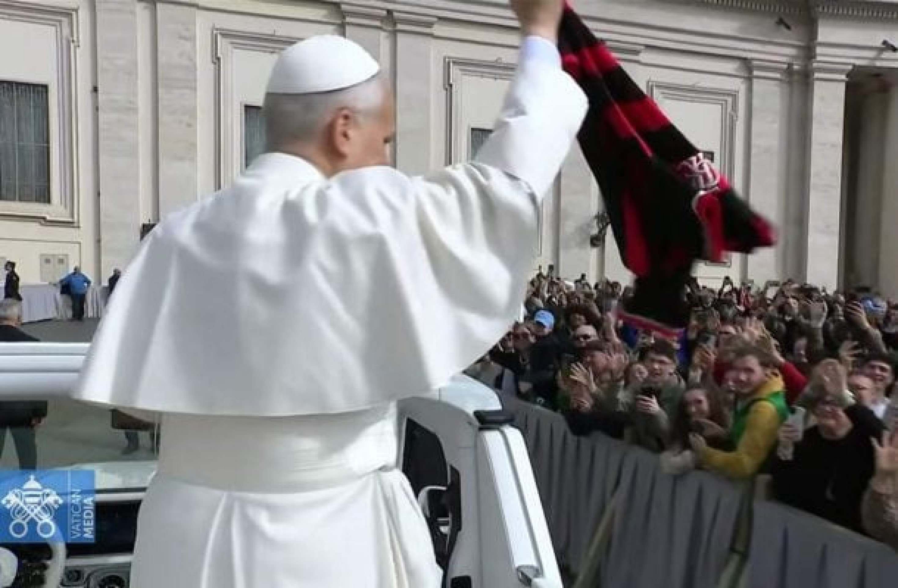 Papa Leão XIV pega camisa do Flamengo em meio à multidão no Vaticano -  (crédito: Foto: Reprodução de vídeo)