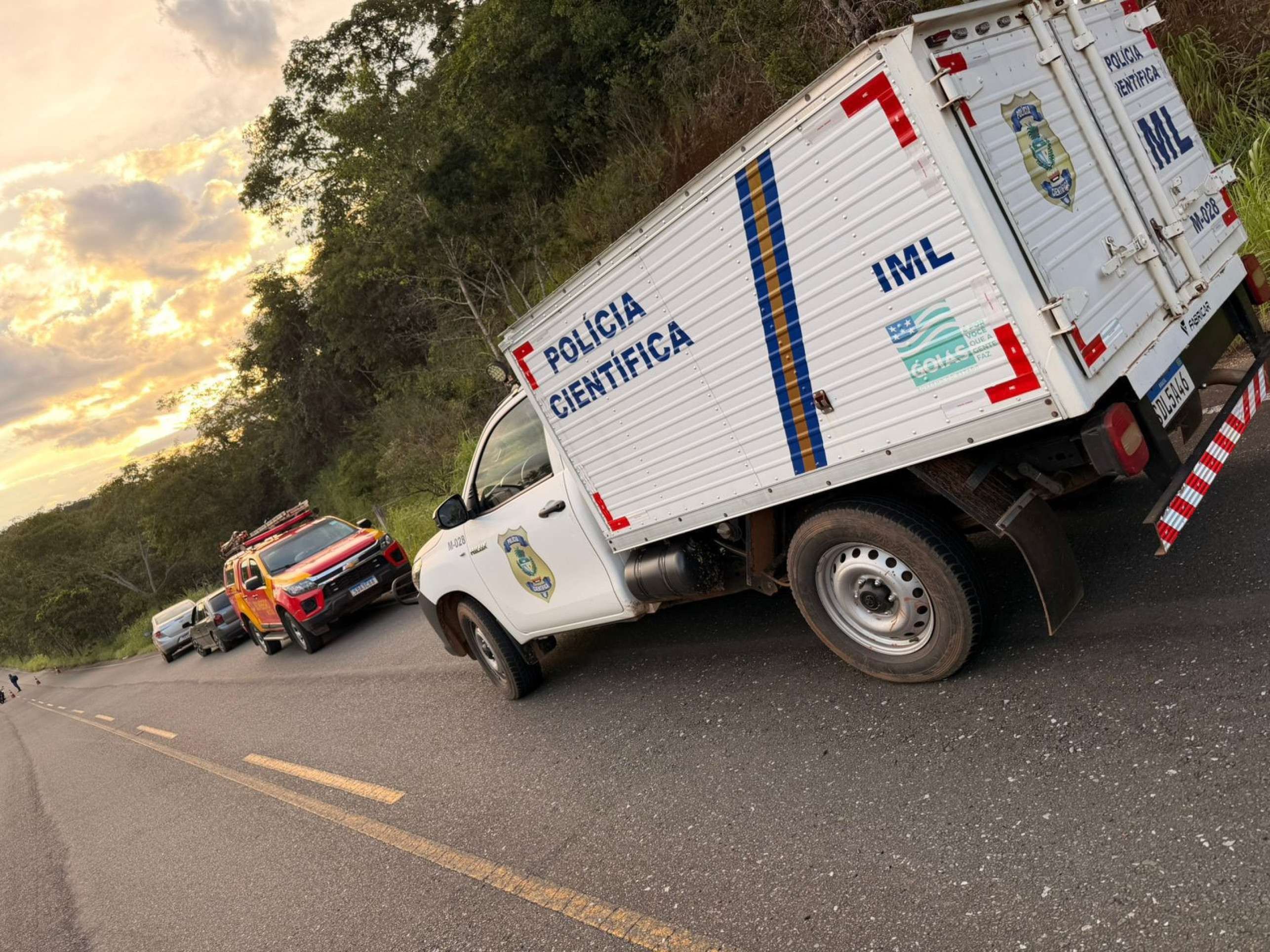 Carro foi encontardo em barranco, com v&iacute;tima presa &agrave;s ferragens