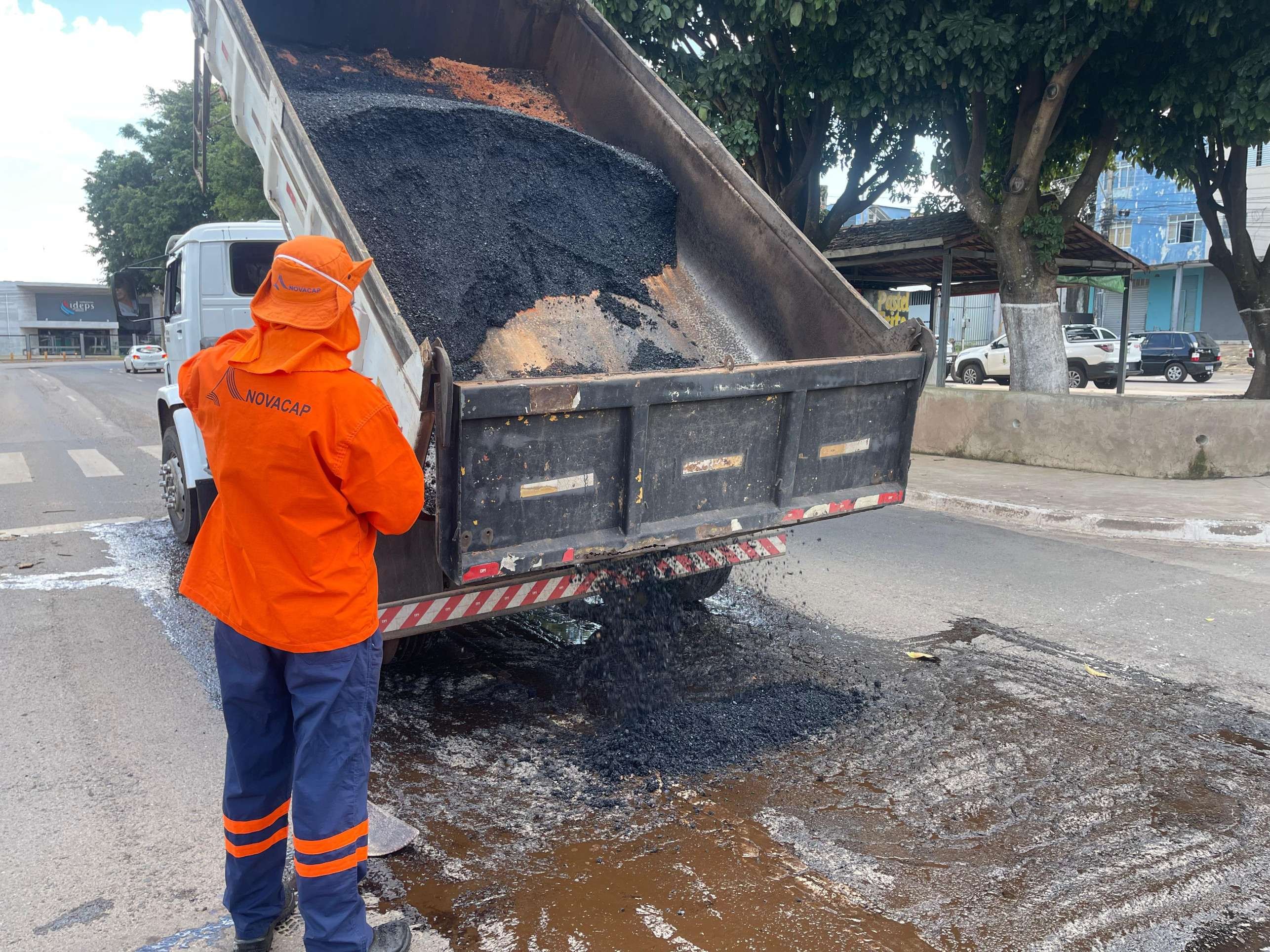Novacap afirma que mant&eacute;m equipes diariamente para recuperar vias