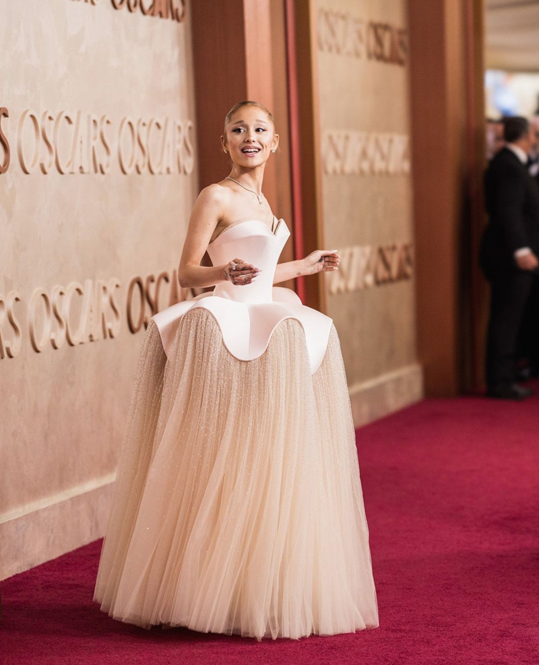 Ariana Grande no tapete vermelho do Oscar 2025