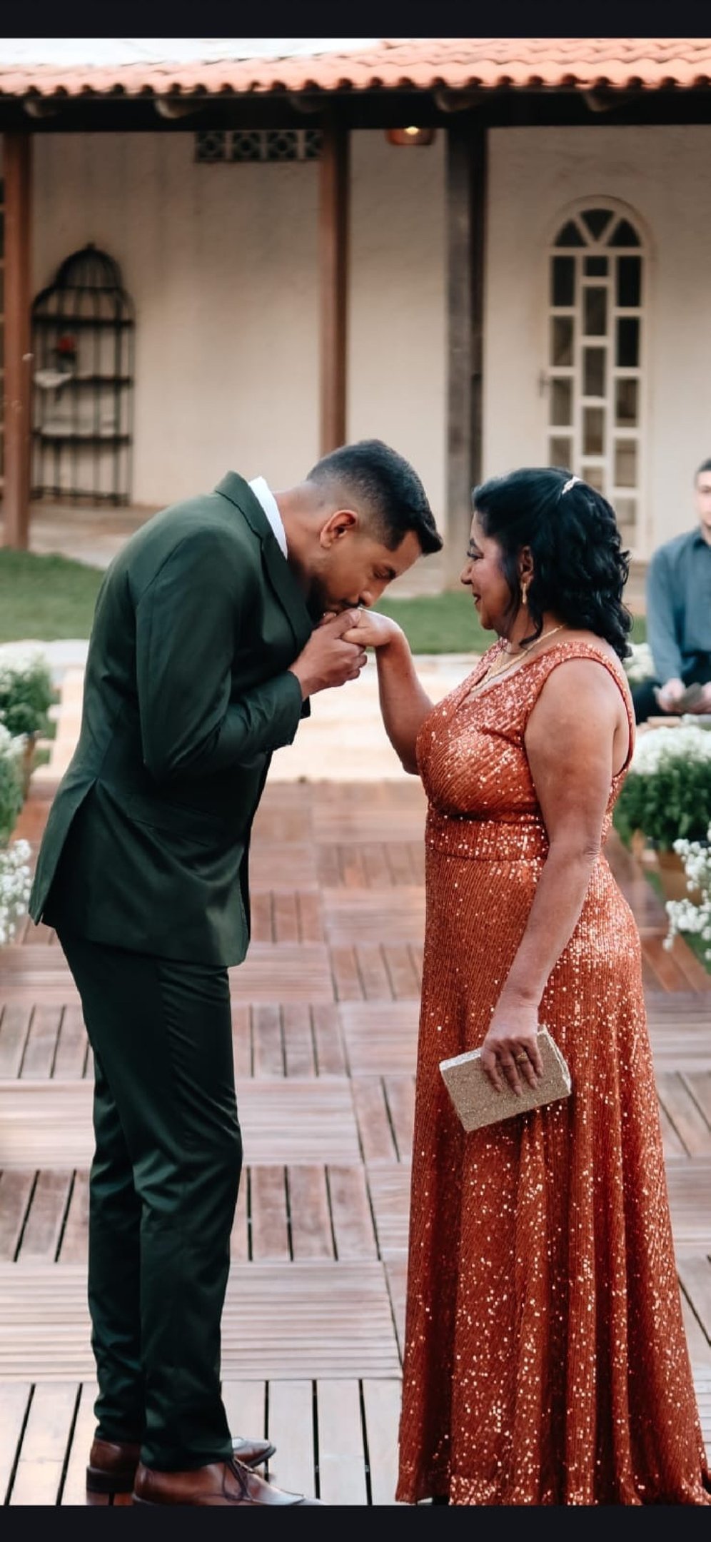 M&atilde;e e filho no casamento de Victor