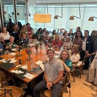 Grupo de idosos durante encontro do Fora de Casa ao lado do criador do projeto, João Felipe -  (crédito: Acervo pessoal )