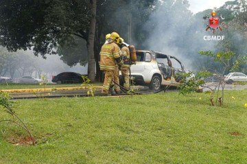 Incêndio atinge carro dentro da UnB -  (crédito: Material cedido ao Correio )