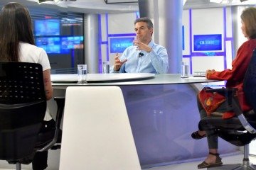 Mateus Veloso, cardiologista Intervencionista do HUB, &eacute; o entrevistado do CB.Sa&uacute;de. Na bancada, as jornalistas Sibele Negromonte (D) e Mila Ferreira  -  (crédito:  Ed Alves/CB/DA Press)