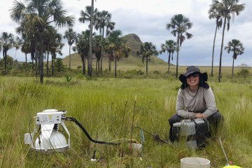 Larissa Verona mede as emissões de gases de efeito estufa do solo usando o instrumento LI-COR
 -  (crédito: Juliana Di Beo)