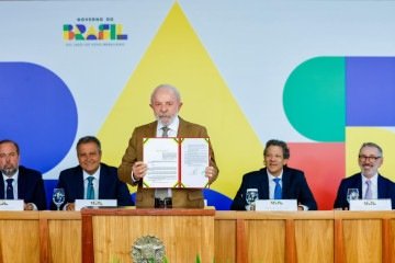 Ao assinar as medidas, o presidente Lula destacou que 'o preço do petróleo está saindo do controle em todos os países' -  (crédito: Ricardo Stuckert/PR)