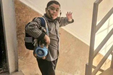 Foto de Mikaeil Mirdoraghi indo para escola se tornou símbolo da guerra no Irã -  (crédito: Redes sociais)
