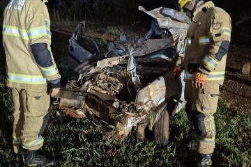 Veículo cai de viaduto, capota e deixa homem ferido em Santa Maria -  (crédito: CBMDF/Divulgação)