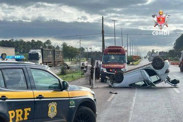 Capotamento de ve&iacute;culo deixa duas pessoas feridas 