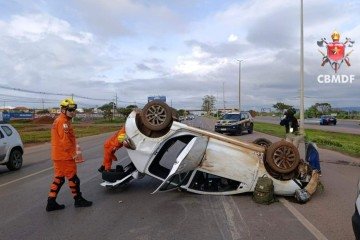 Capotamento de veículo deixa duas pessoas feridas
 -  (crédito: CBMDF/Divulgação)
