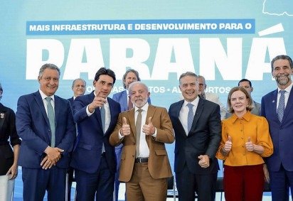 Cerimônia de assinatura da ordem de serviço do Contorno Sul Metropolitano de Maringá, da construção da Estrada Boiadeira (Umuarama – Cruzeiro do Oeste) e de anúncios nos setores de portos e aeroportos do Paraná -  (crédito:  Ricardo Stuckert / PR) -Cerimônia de assinatura da ordem de serviço do Contorno Sul Metropolitano de Maringá, da construção da Estrada Boiadeira (Umuarama – Cruzeiro do Oeste) e de anúncios nos setores de portos e aeroportos do Paraná -  (crédito:  Ricardo Stuckert / PR)